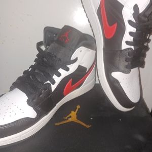 Size 9 - Jordan 1 Retro "Chile red"  Release date: May 7th 2022